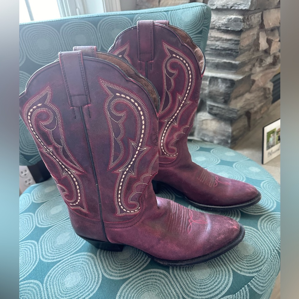 Like new Ariat Cowboy Boots size 8